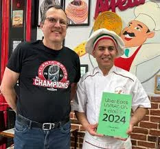 Photo d'équipe chez Vite et Bien avec le trophée Uber Eats 2024