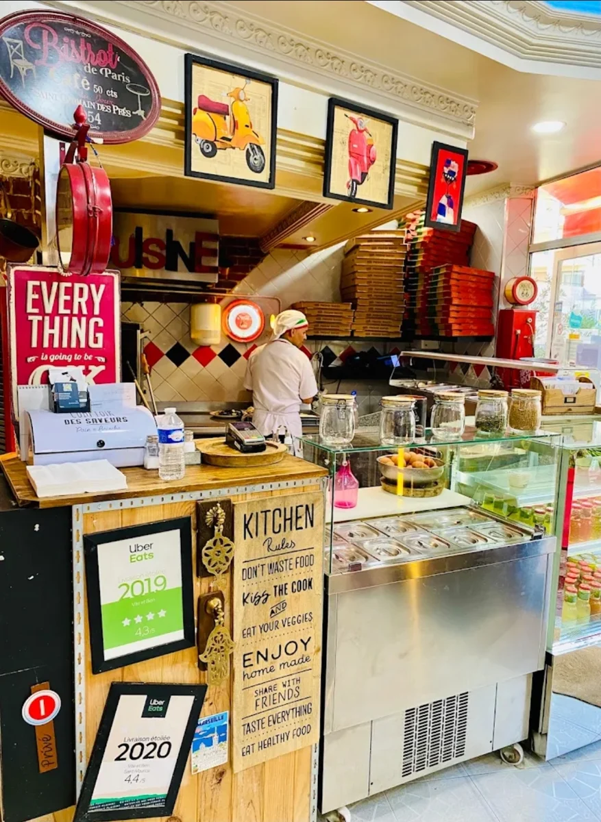 Le comptoir et le pizzaiolo de Vite et Bien à Saint-Maurice
