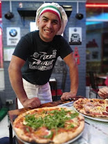 Le pizzaiolo de Vite et Bien, souriant devant ses pizzas fraîchement sorties du four
